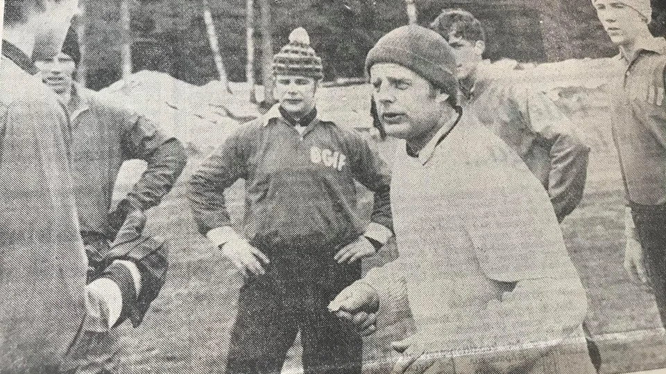 Kuriren för 50 år sedan: Sven-Eric LIndskog, tränare och lagledare i Broby, instruerar några av sina adepter.