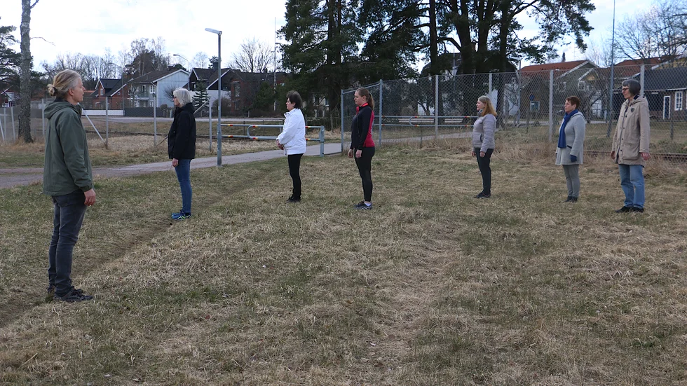 Utomhus, och med ordentliga avstånd. Yogapromenaderna håller på regelverket och det behövs så här i coronatider.
