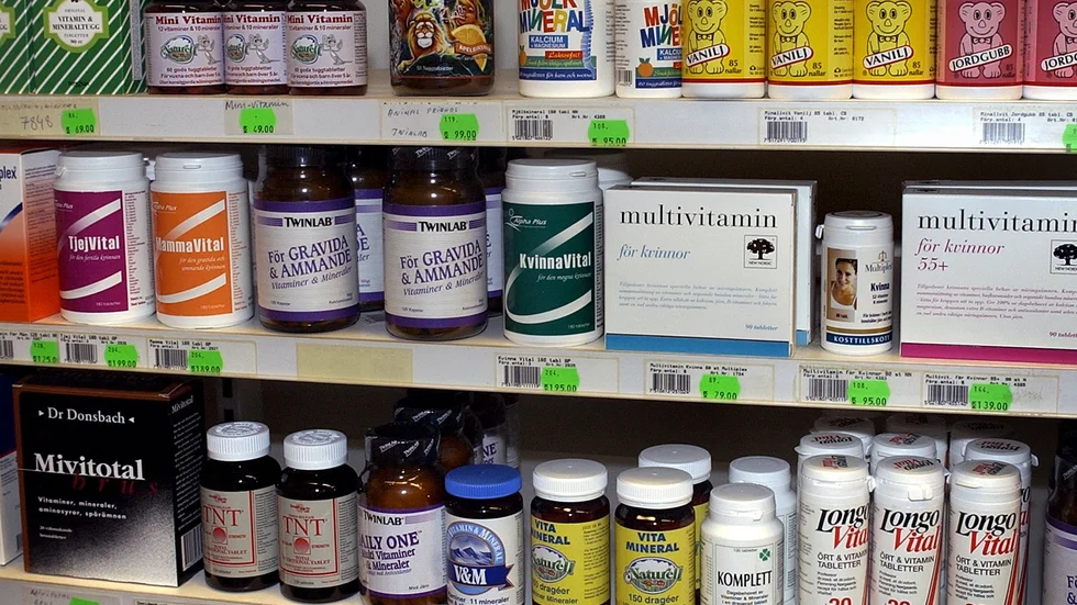 Vitaminer är storsäljare i influensatider. Och nu när coronaskräcken breder ut sig är det många som bunkrar c-vitamin.