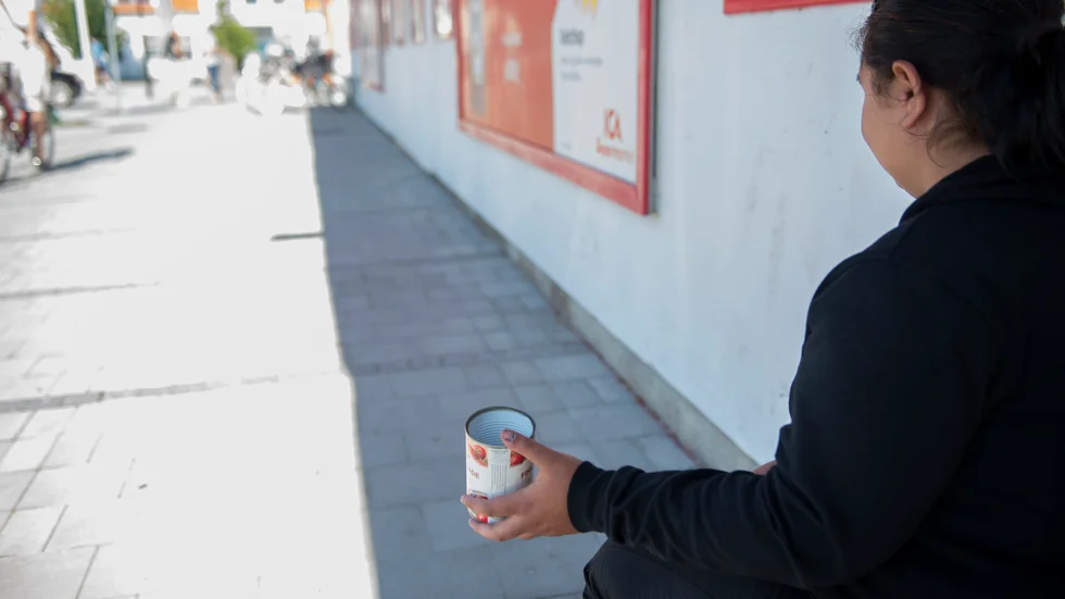 En kvinna som ber om pengar utanför en butik i Norrköping hostar mycket, något som kunder uppmärksammat. Nu ska hon få hjälp. (Bilden är från en annan butik).