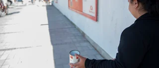 Hostande tiggare utanför butik väcker känslor