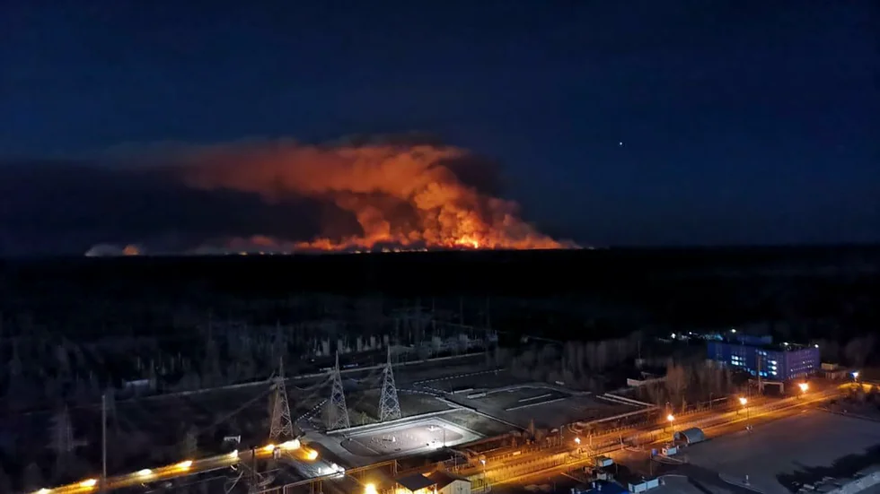 Skogsbränderna syntes från reaktortaket i Tjernobyl i fredags.