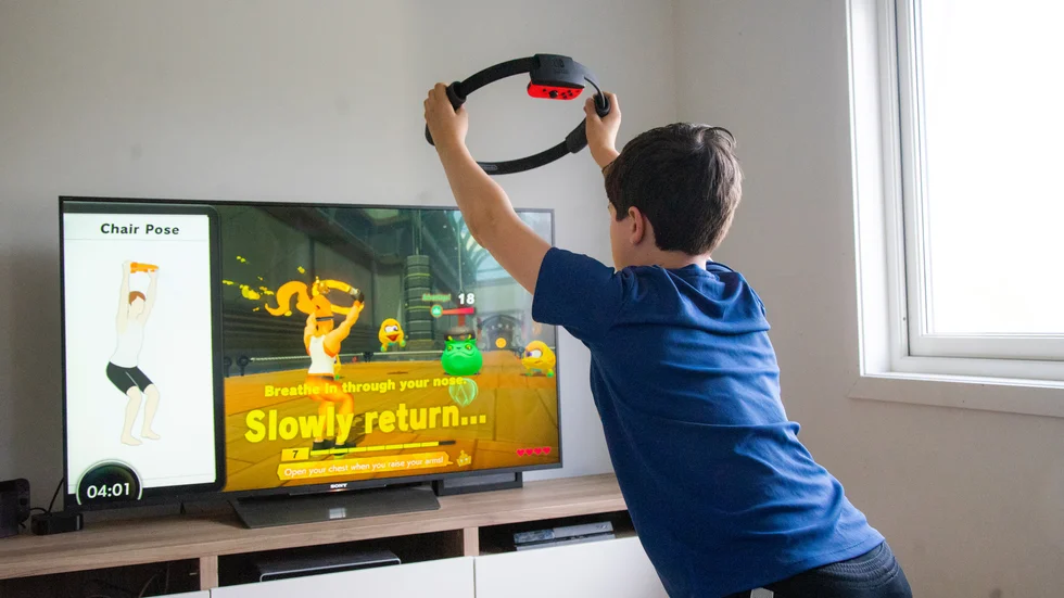 En pojke i Oslo tränar med hjälp av ett tv-spel. I Norge har skolor och förskolor varit stängda sedan den 12 mars för att minska spridningen av det nya coronaviruset.
