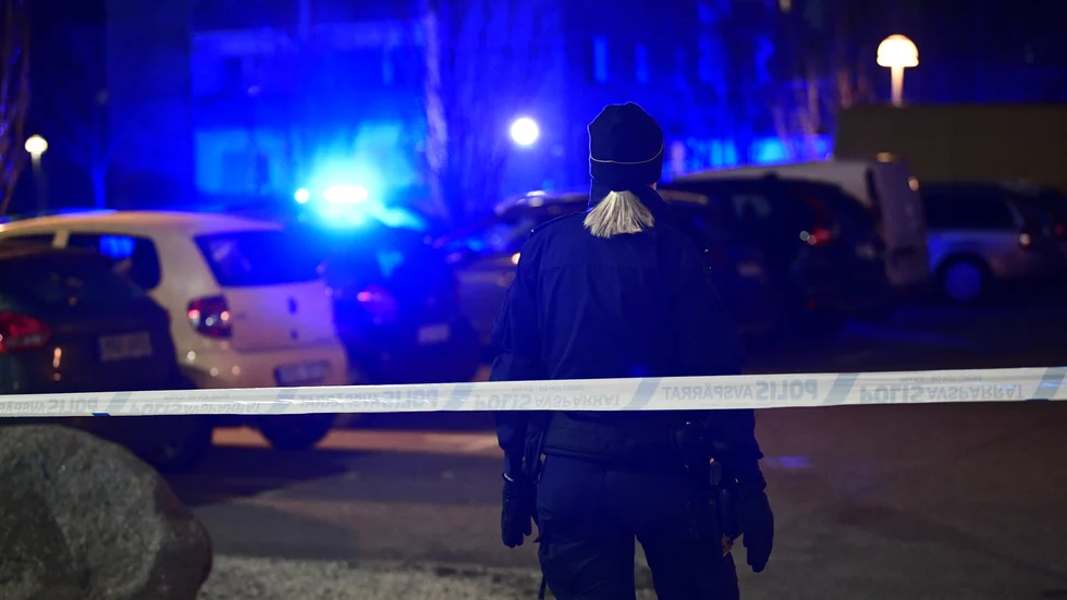 Polisen på plats efter en skottlossning på Västra Hindbyvägen i Malmö den 22 mars.