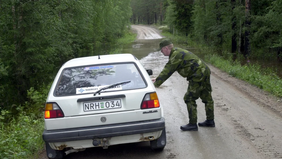 Förslagen på hur påskresande ska bemötas går ibland över styr. Men man gör likafullt bäst i att stanna hemma i påsk.