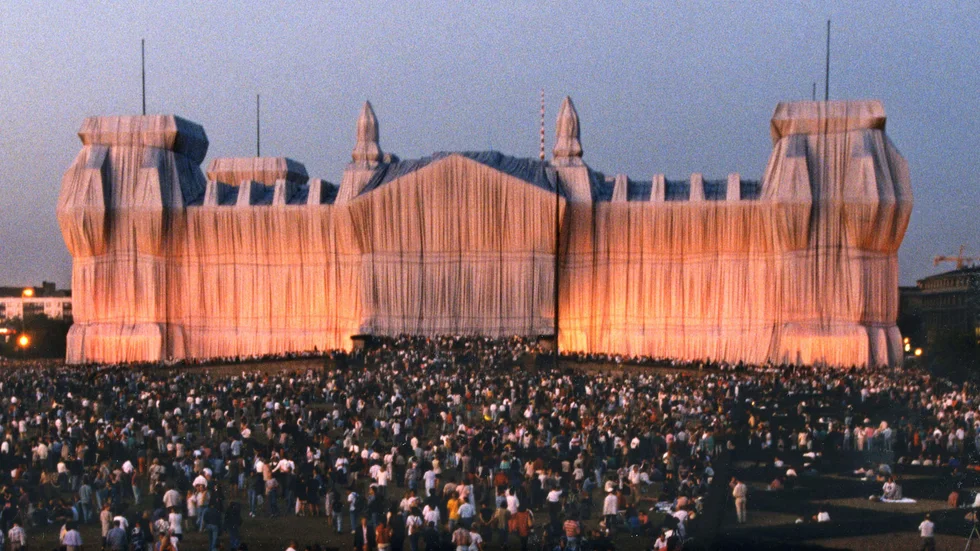 Riksdagshuset i Berlin 1995, inpackad i textil av Christo och Jeanne-Claude. 