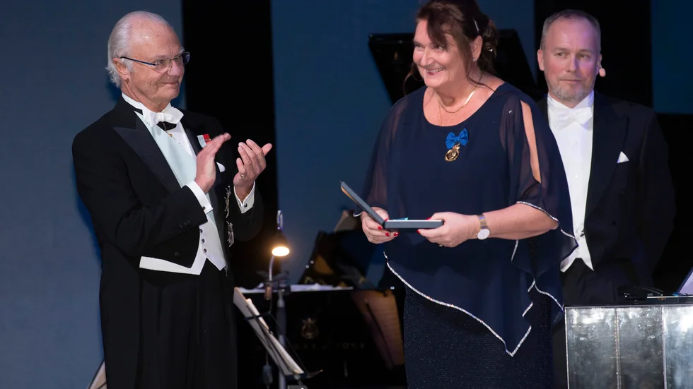 I höstas tilldelades Lena Olving Kungliga Ingenjörvetenskapsakademiens guldmedalj av Kung Carl XVI Gustaf.