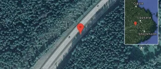 Stillastående fordon på E18 - helt stopp i ett körfält