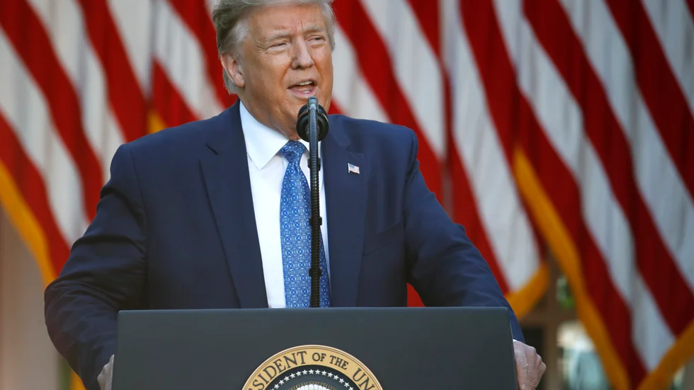 Den amerikanske presidenten Donald Trump under sitt tal i måndags, där han hotade med att kalla in militären om inte delstaternas guvernörer lyckades stävja de bitvis våldsamma protesterna i landet förra helgen.