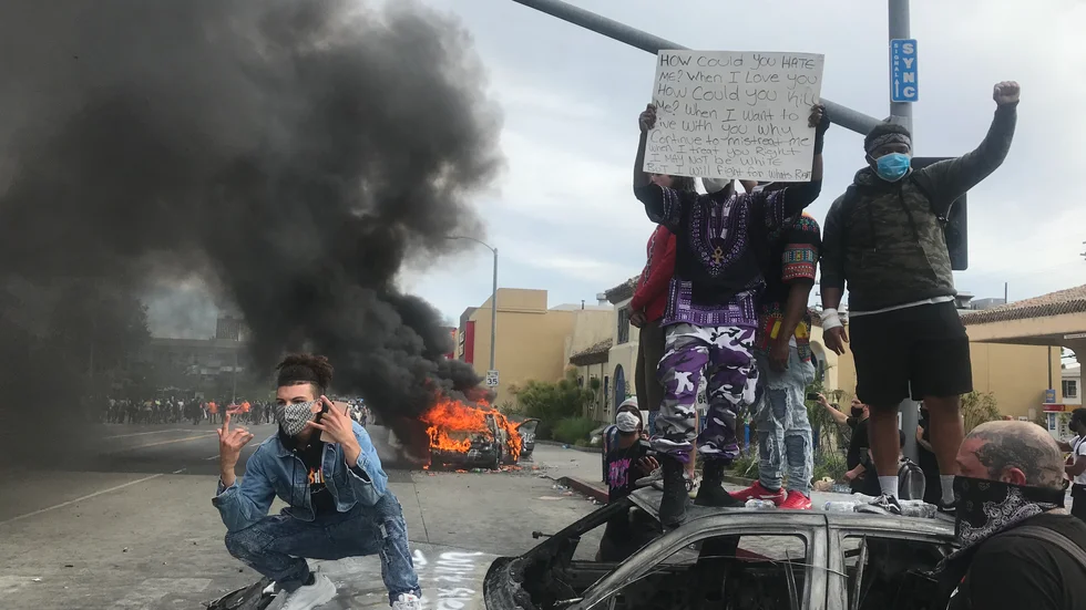 Polisbilar vandaliseras i samband med protester i Los Angeles.