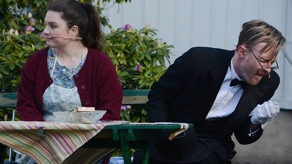 Mårten kommer för att fria till grannens dotter Maria, men hans nervositet och andra inre och yttre egenskaper  ställer till med förväxlingar. Precis som kampen om mark och hundar.