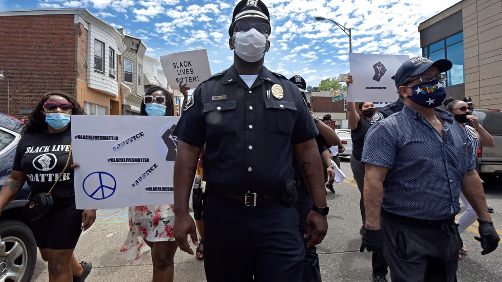 Kapten Zsakhiem James vid Camdenpolisen i New Jersey vid en manifestation i helgen mot det brutala polisingripande som tog George Floyds liv i Minneapolis.