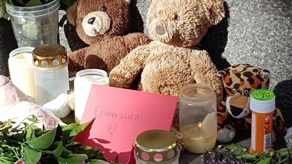 Under rättegångsdagarna har flera gosedjur, ljus, leksaker och blommor placerats utanför porten där Esmeralda bodde.