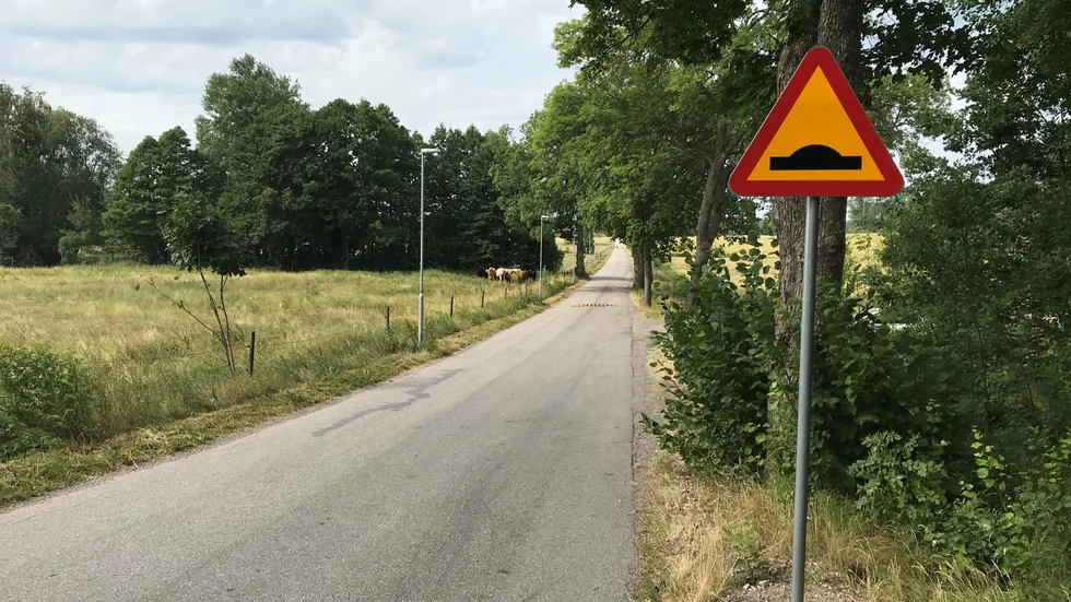 
Förutsättningen att vi skall följa våra barns önskningar är att någon av oss föräldrar kör varje dag till och från busshållplatsen, skriver signaturen Vi bor på landet. Genrebild.