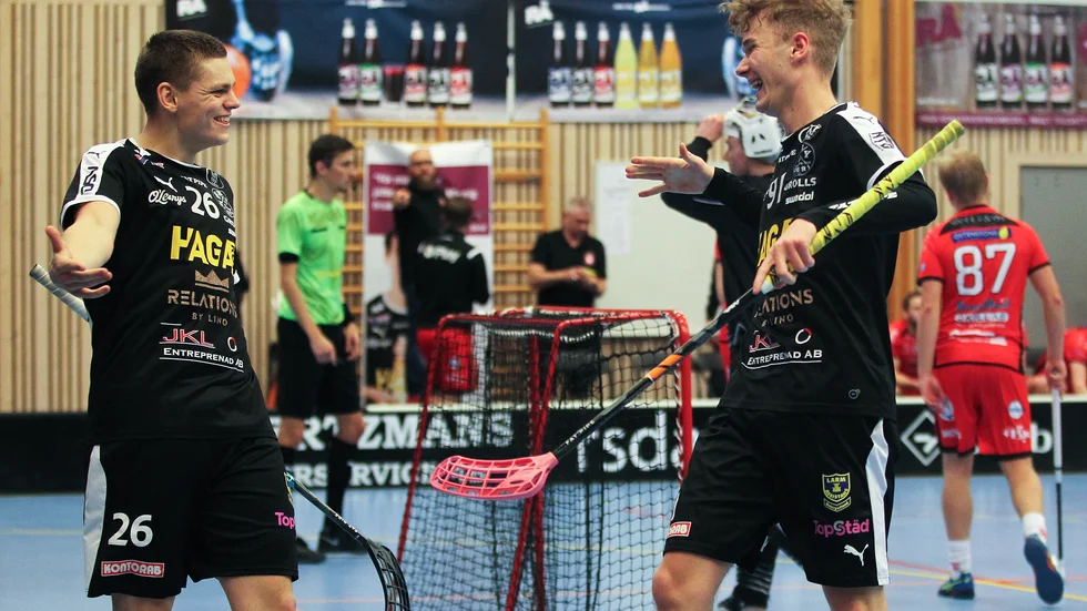 Målfarlige Felix Karlsson (till höger) hoppas på en glädjefylld andra halva av Åby Oilers allsvenska säsong. Det vill till om degradering ska undvikas. 
