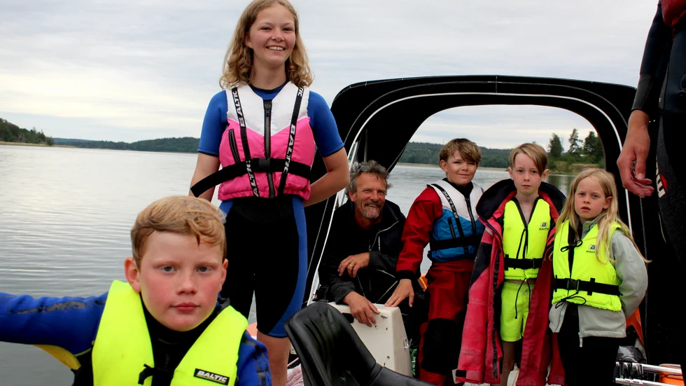 När vinden försvårar seglingen fick segelskolans deltgare istället nöja sig med att åka ring och wakeboard efter motobåt. På bild från vänster: Linus, Inanna, Magnus, Movits, Emil och Tyra.