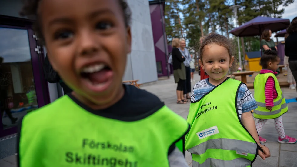 Barnen verkar att trivas i den nya förskolan.
