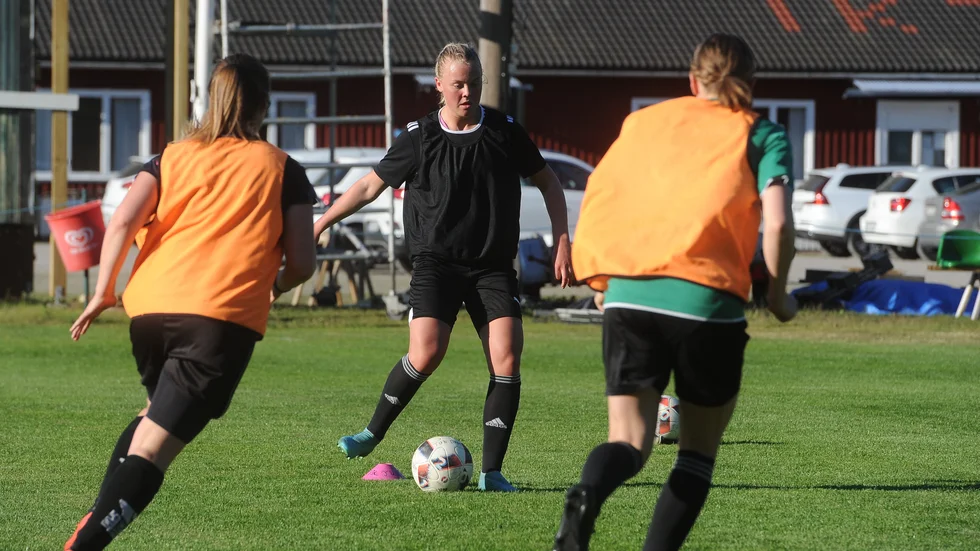 Emma Holm är ett troligt startalternativ i backlinjen när IK Tun gör säsongens första historiska division 1-match på söndag.