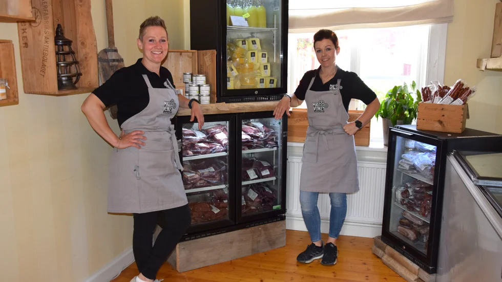 Camilla Jonsson (t v) och Hanna Hokkanen tog chansen att starta en gårdsbutik för lokal mat i Skellefteå då de fick den.