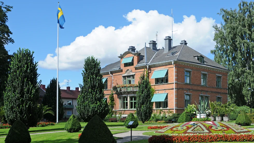 Katrineholms kommun ser ut att gå 74 miljoner kronor plus när året är slut. Det glädjer Göran Dahlström (S), men Juha Frondelius (KD) är kritisk. 