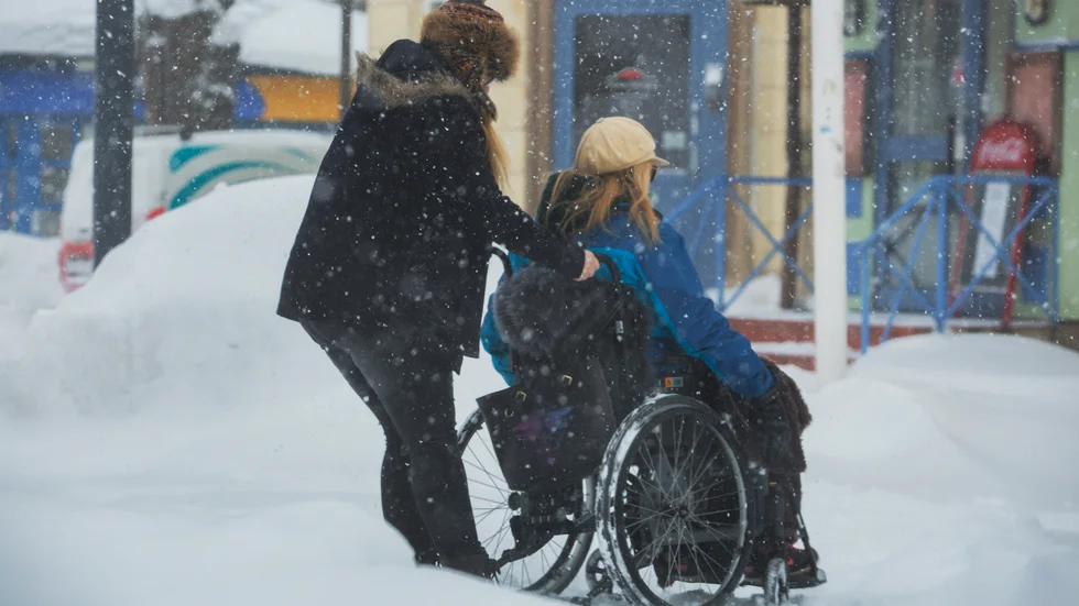 Rullstolsburna kan inte ta sig fram. Stora snövallar ger skymmer sikten.