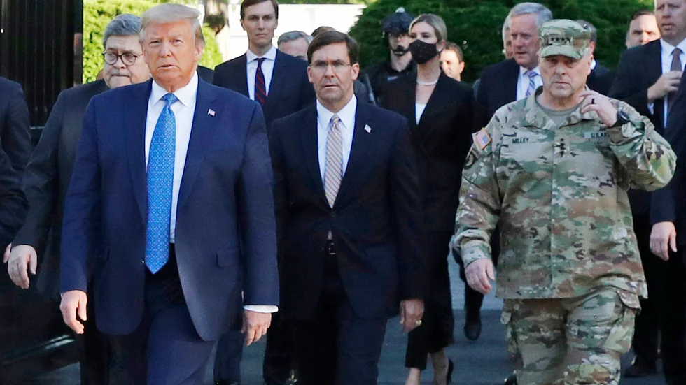 USA:s president Donald Trump, försvarsminister Mark Esper och general Mark Milley på promenad den 1 juni. Arkivbild.