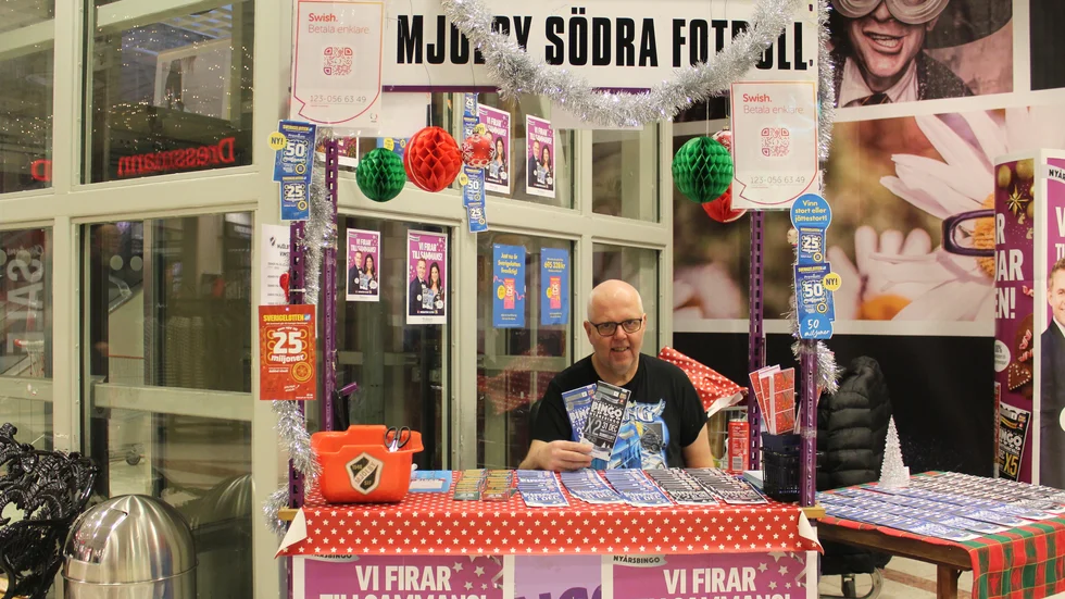 Lottförsäljning till förmån för idrottsförening. Men föreningslivets ofarliga lotter behöver fler försäljningsvägar än denna, och mot en av dessa planeras nu ett politiskt krokben.
Nätkasinobolagen, som inte sällan driver människor i fattigdom, kan däremot fortsätta att njuta av sina goda villkor. 