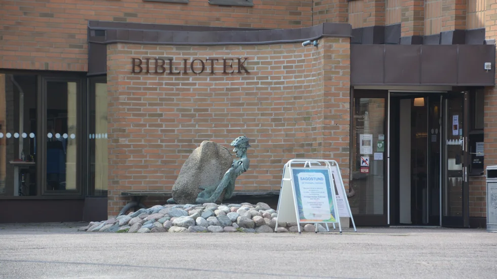 Skribenten är kritisk till hur vikarier används på Vimmerby bibliotek.