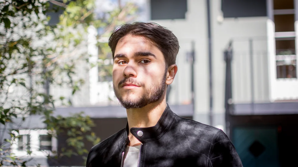 Markus Hakim är 22 år gammal, född och uppvuxen i Östhammar. Med låten Capulet tävlar han nu i P4 Nästa Uppland.
