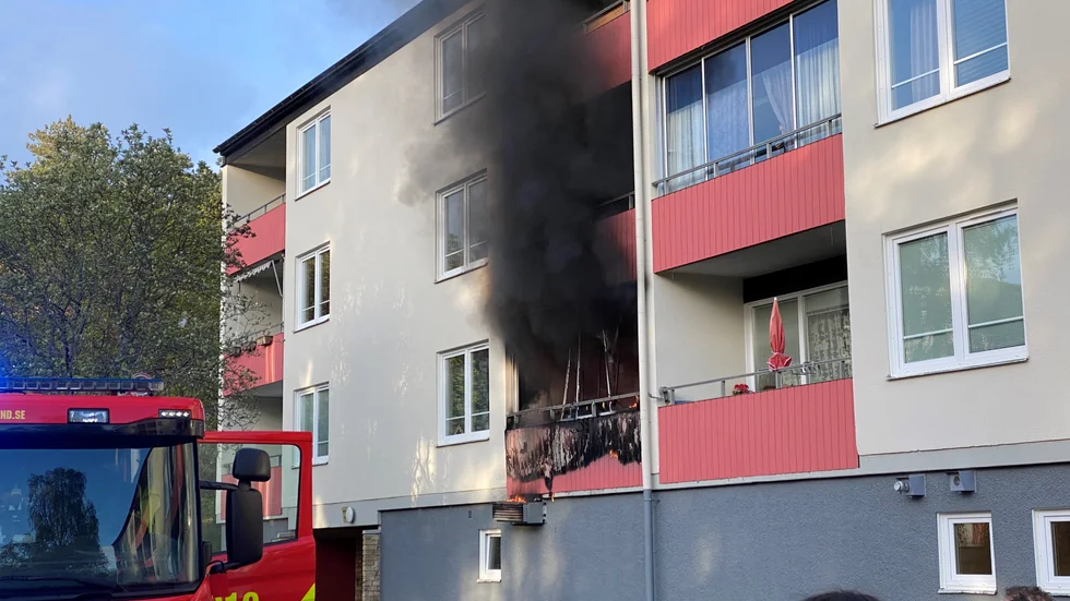 Polisen misstänker att brandfarligt material har kastats in på balkongen och har inlett en utredning om mordbrand.