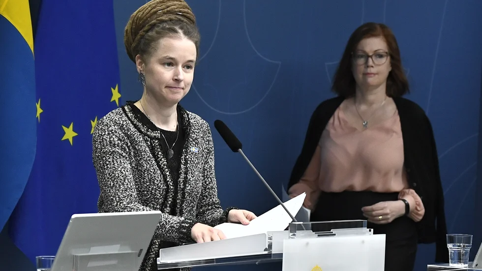 Kultur- och demokratiminister Amanda Lind under en pressträff om Sveriges begravningsverksamhet med anledning av coronaviruset. Till höger Anna Starbrink, hälso- och sjukvårdsregionråd (L) i Region Stockholm.