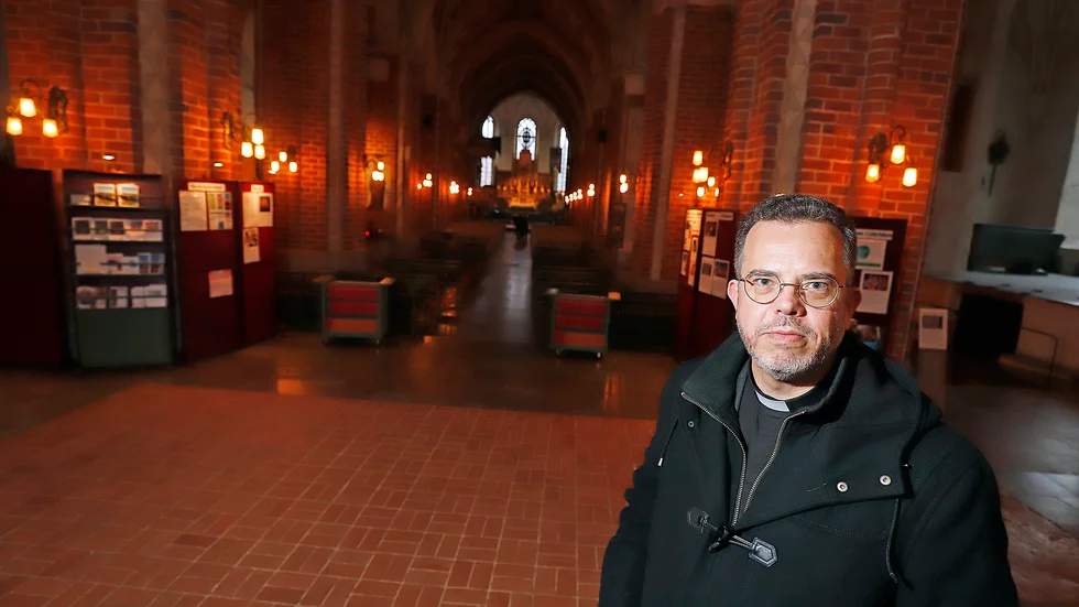"Vissa skador kommer att synas även efter restaureringen, men den stora skillnaden tror jag blir att regalierna nu är rengjorda och kommer att framstå i en ny glans", säger Christofer Lundgren.