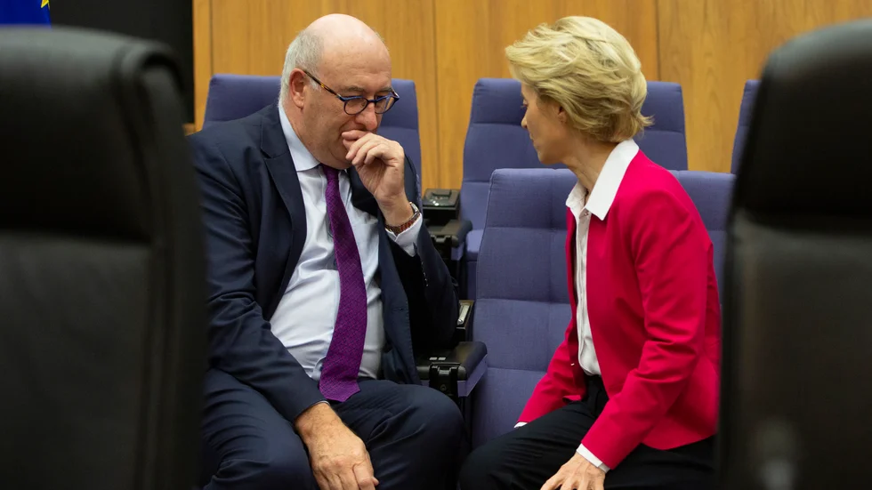 EU:s handelskommissionär Phil Hogan i djupt samtal med EU-kommissionens ordförande Ursula von der Leyen. Arkivfoto.