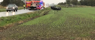 Bil voltade ut på åker vid Lillkyrka