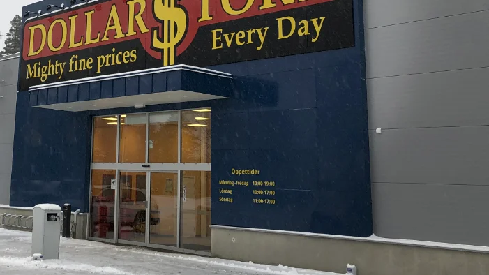 En kvinna ertappades efter att ha stulit varor på Dollarstore i Finspång.