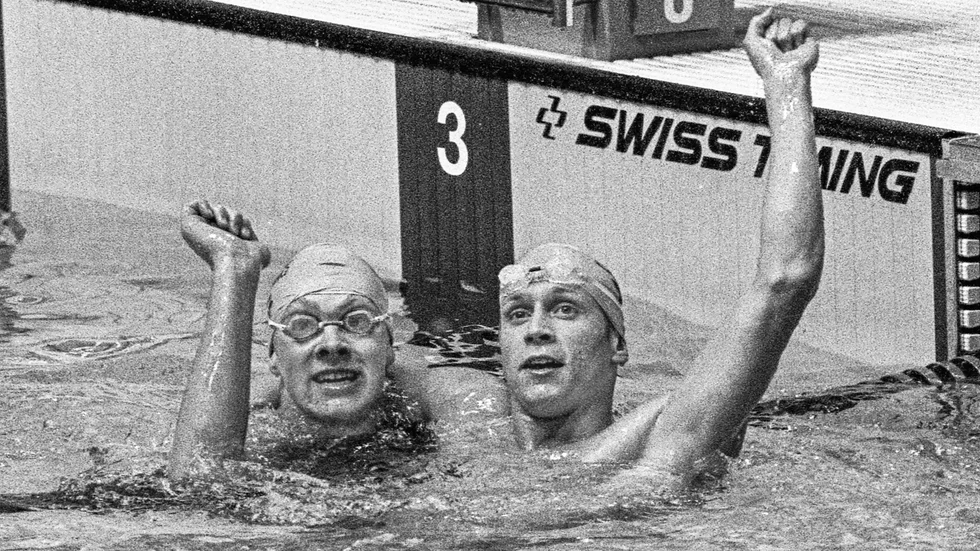 Pelle Holmertz, till höger, firar silvret efter målgången i OS i Moskva 1980, tillsammans med bronsmedlajören Per Johansson.