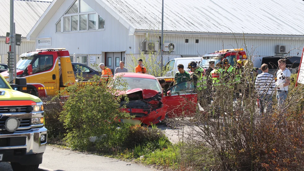 Lastbilen var lastat med farligt gods – oklart vad – men inget av godset ska ha spridits.
