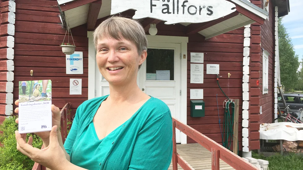 Anneli Davidsson håller upp vandringskortet. Det finns att hämta i receptionen, men kan också laddas ned digitalt. 
