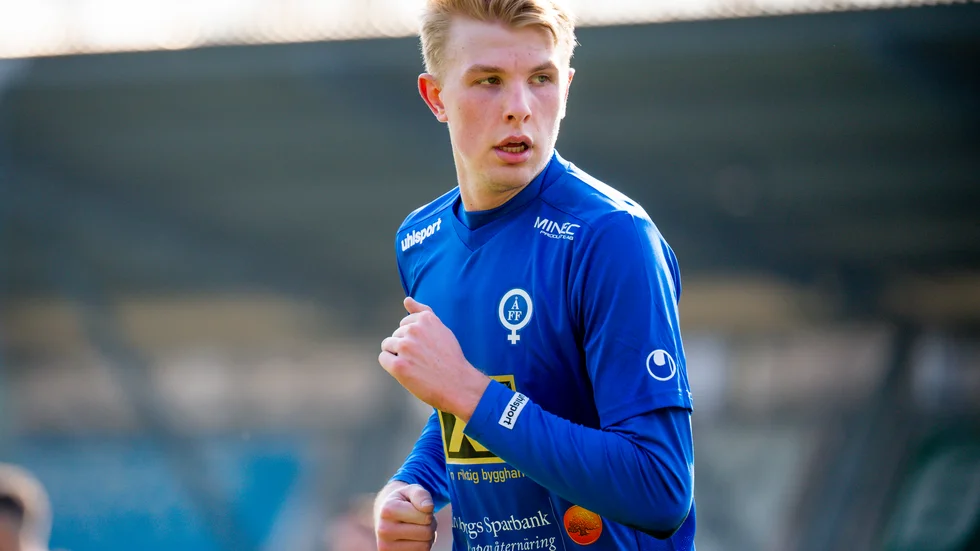Adrian Petersson stannar kvar i ÅFF.