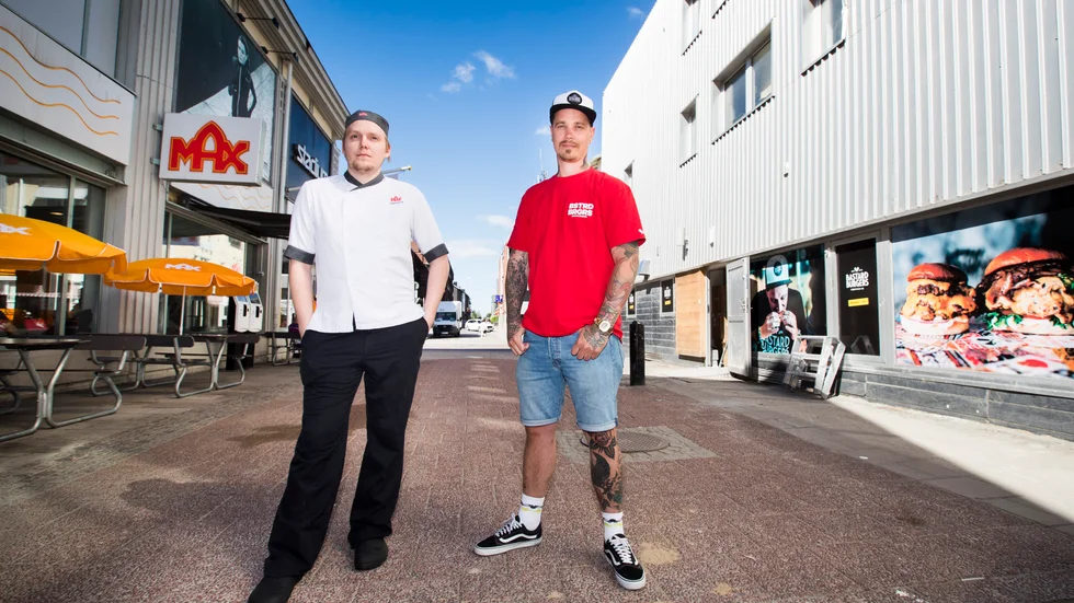 Bastard Burgers och Max Hamburgare ligger mitt emot varandra på Timmermansgatan i centrala Luleå. Nu har vinnaren om godast burgare korats. På bilden  Max Takalo och Jonas Ylinenjärvi.