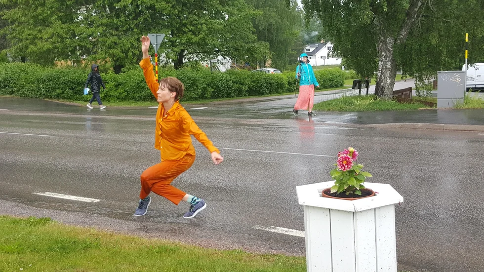 Anna Pehrsson dansade sig igenom Karlholmsbruk på tisdagen. Dansen var startskottet på projektet ”Between the Hearth and the Stack” som är ett samarbete med Tierps kommun och Region Uppsala.