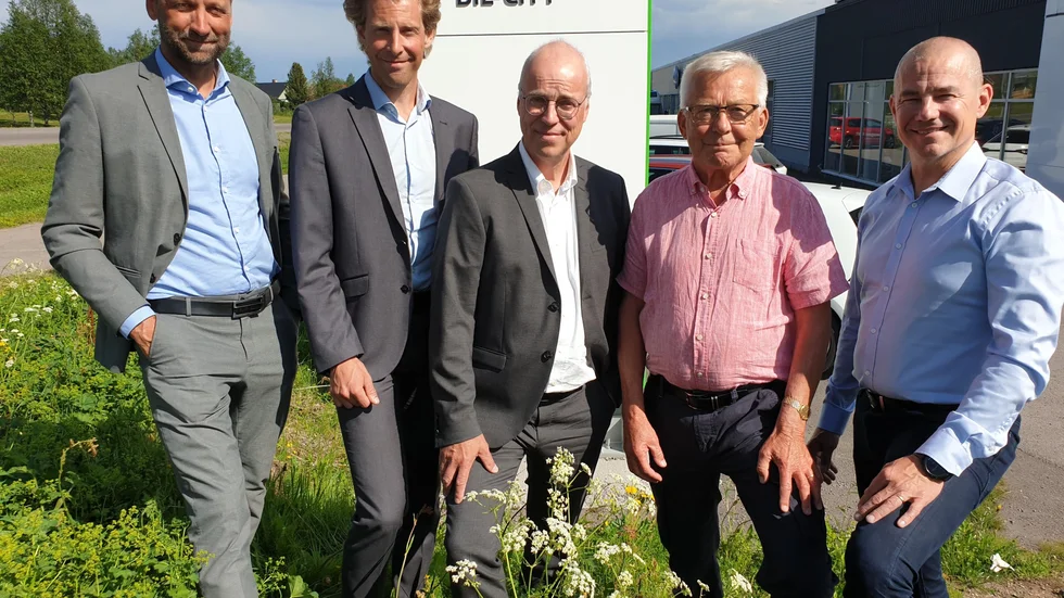 Från vänster Christopher Lundström, Johan Söderberg och Mats Brännström från Norrlands bil följt av Allan Hofslagare och Stefan Burman från Malmfältens bil-city.