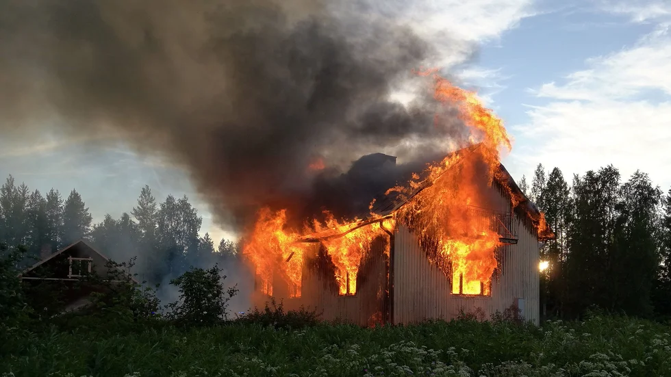 Ett hus, en mindre byggnad och en husvagn brann under måndagen i Kaunisvaara.