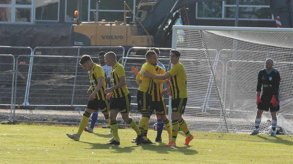 Erik Ståhlgren (tvåa från vänster) gjorde Gullringens första seriemål i premiären mot IFK Västervik.