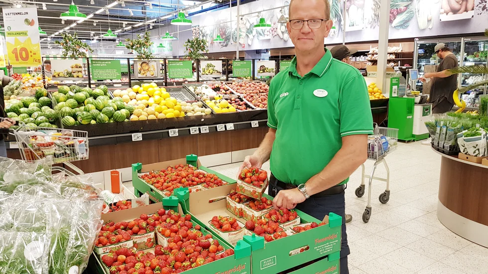 Jan-Olof Lindström, butikschef vid Stora Coop, har aldrig någonsin sålt så dyra jordgubbar. "Det är dåligt med jordgubbar", säger han.