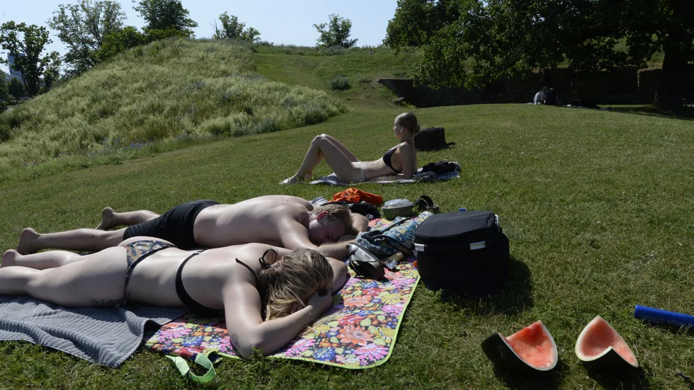 Lina Tholin, Hannes Hejdenberg och Anna Holmin fångade onsdagssolen vid Vallarna: "Det är trevligt när det fläktar och stänker lite vatten från fontänen", tycker Anna.