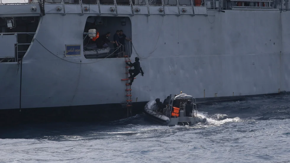 Soldater från en nigeriansk soldatstyrka bordar ett fartyg under en övning i hårt piratdrabbade Guineabukten. Arkivbild.