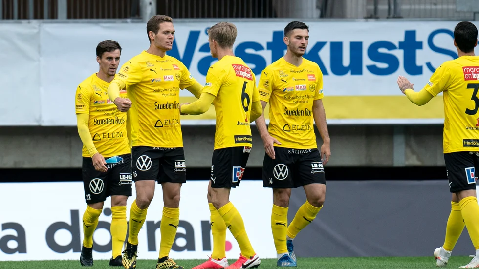 Mjällbyanfallaren Jacob Bergström jublar och grattas efter sitt mål mot IFK Göteborg.