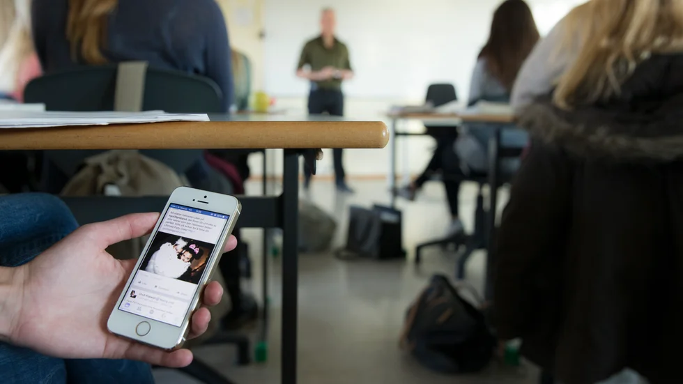 Att vägra gå med på ett mobilförbud i skolan är att fly från sitt ansvar, menar skribenten.