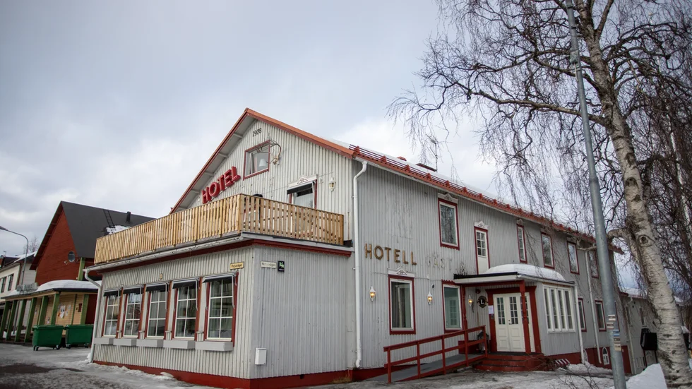Hotell Akerlund ska kontakta varenda en av sina bokade gäster. 
